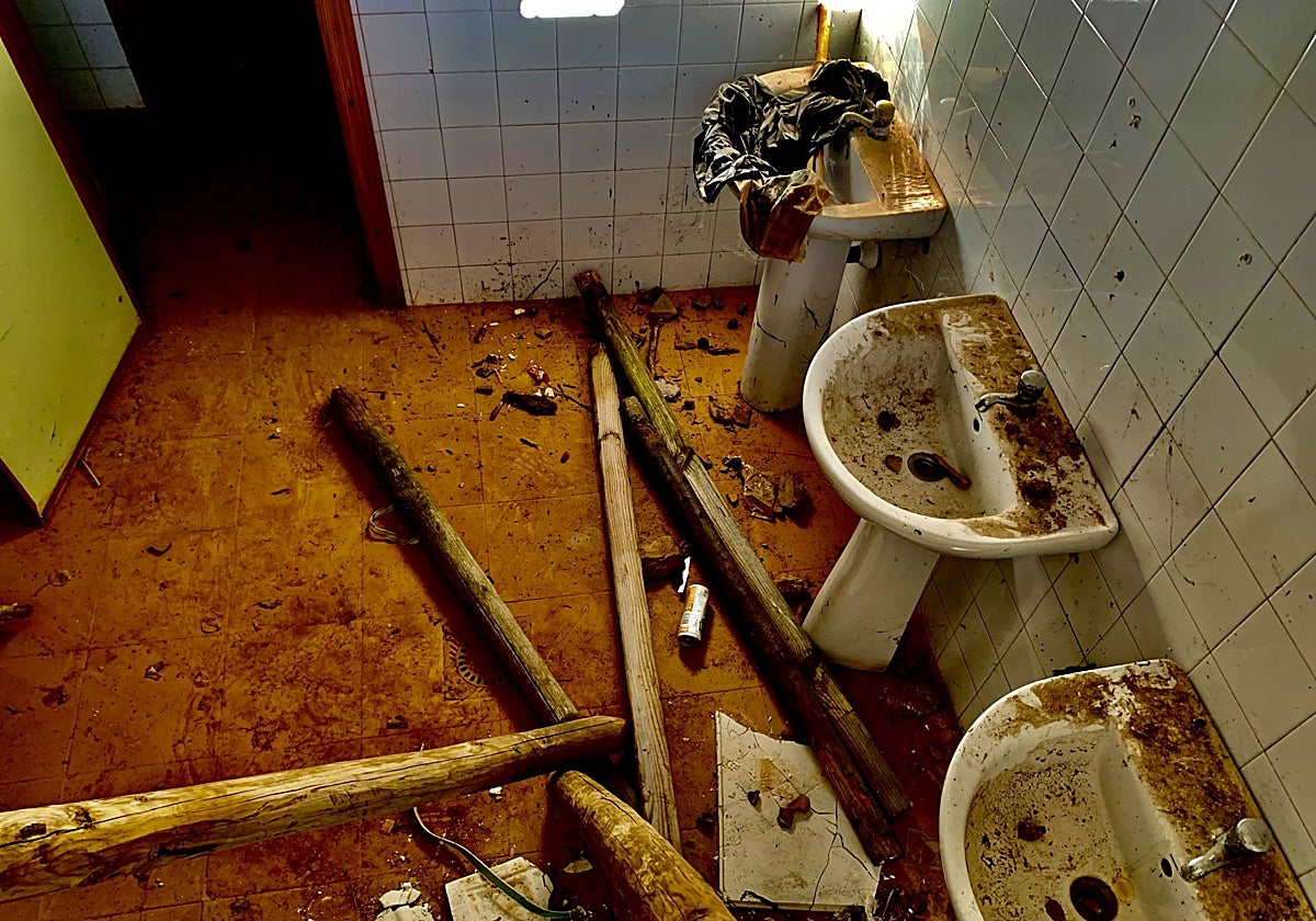 Aseos del Parque del Príncipe, cerrados hace tiempo tras sufrir numerosos daños.