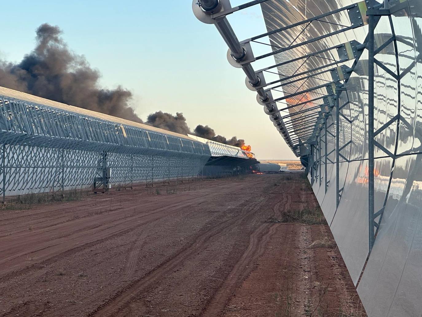 Imágenes del incendio que se ha originado en la planta termosolar de La Garrovilla