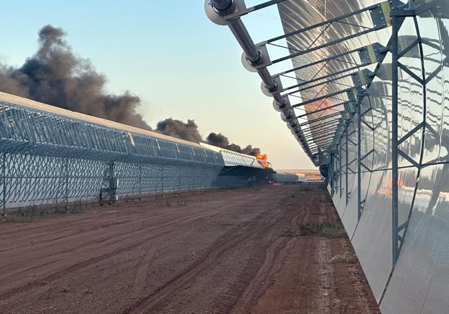 Fuego en la termosolar 'La Dehesa', este martes.