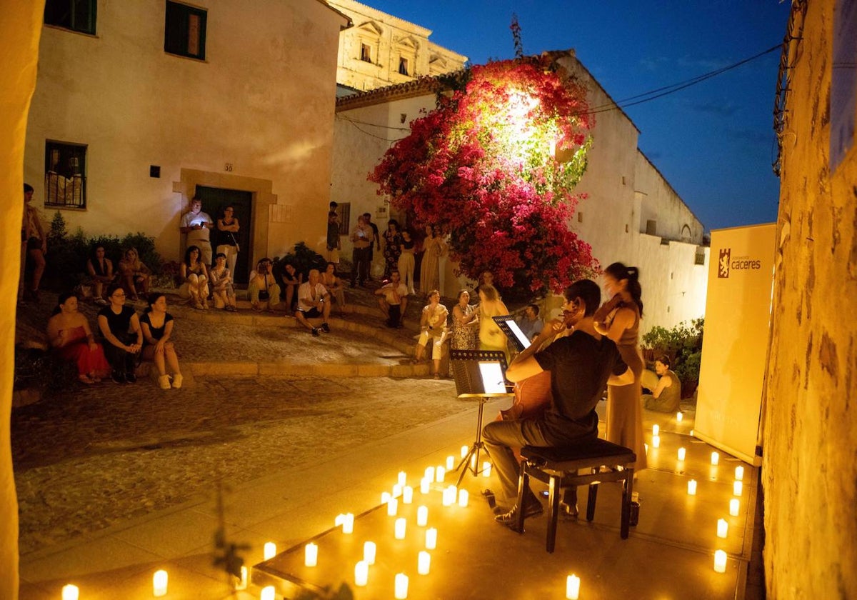 Concierto de Blanca y Manu Sellers en el barrio judío de Cáceres a la luz de las velas.