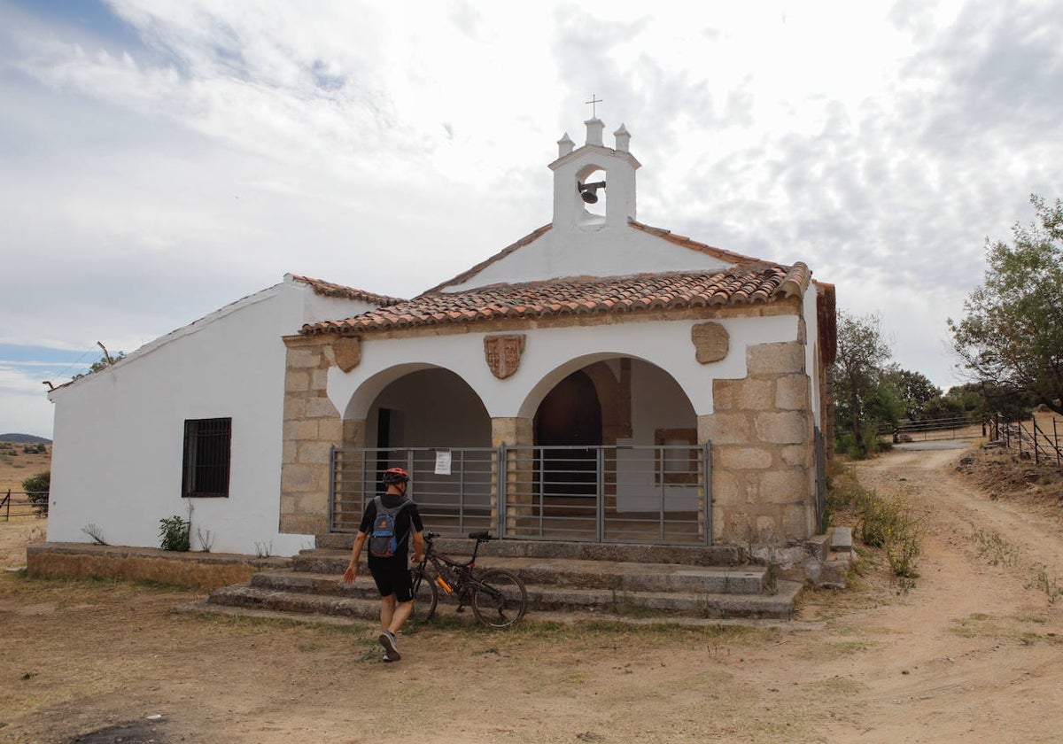 Las puertas de la ermita ya han sido repuestas.