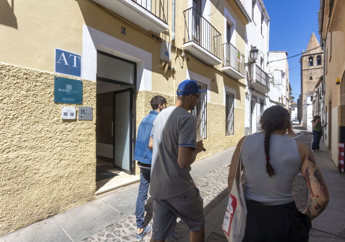 Apartamentos turísticos en la calle Caleros, una de las que acumula más alojamientos de este tipo.