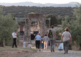 Historia.Turistas en Cáparra, que en época del emperador Vespasiano fue una ciudad.