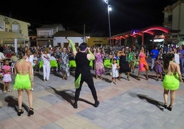 El público bailando con la orquesta Tucán en la verbena de La Haba el miércoles pasado.