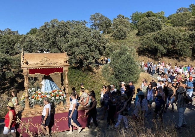 Bajada de la Virgen de Tentudía junto a decenas de fieles, ayer tarde, desde su monasterio a Calera de León.