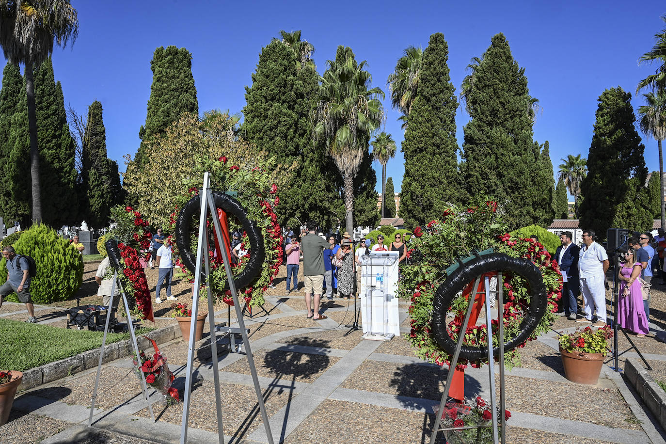 Acto en el cementerio viejo a las víctimas de matanza de Badajoz