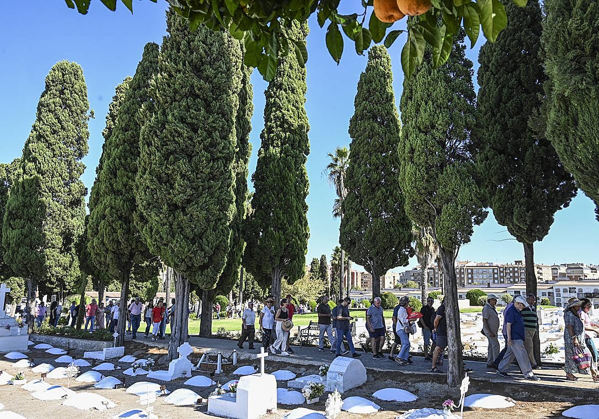 Acto en el cementerio viejo a las víctimas de matanza de Badajoz