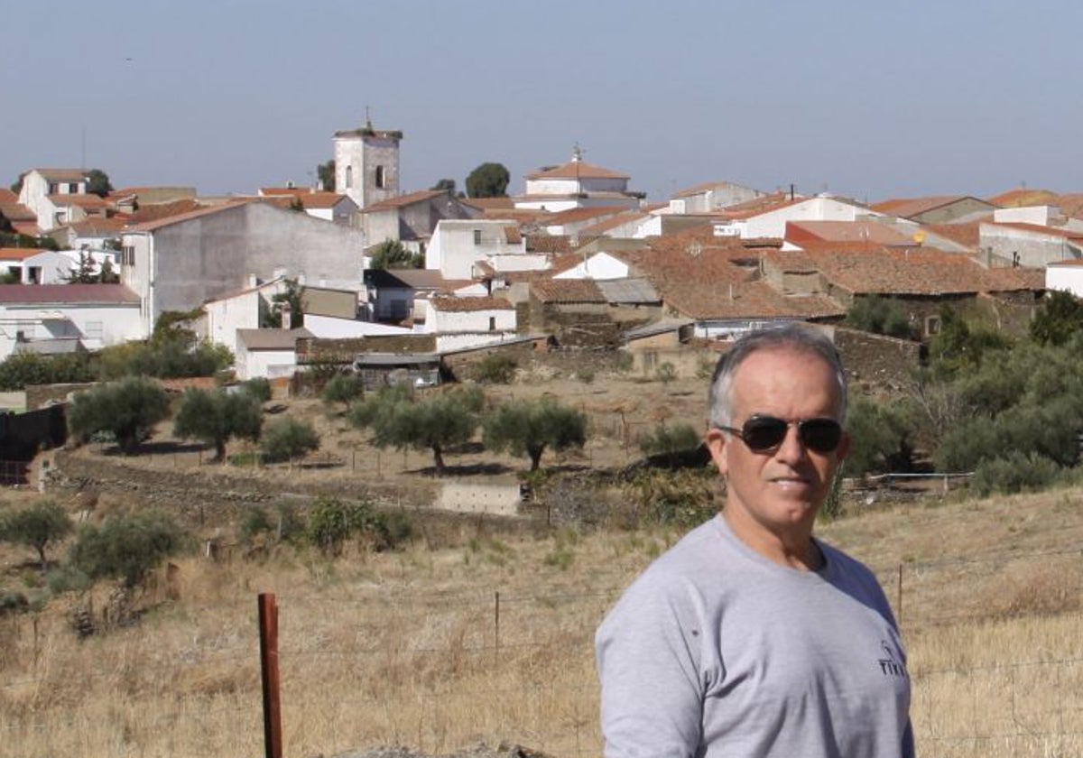 David Díaz Valle posa con su pueblo, Acehúche, al fondo.