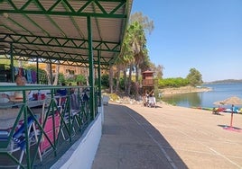 La playa de Orellana dispone de una zona cubierta con mesas fijas.