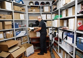 Un agente revisa los objetos perdidos almacenados en la Jefatura de la Policía Local.