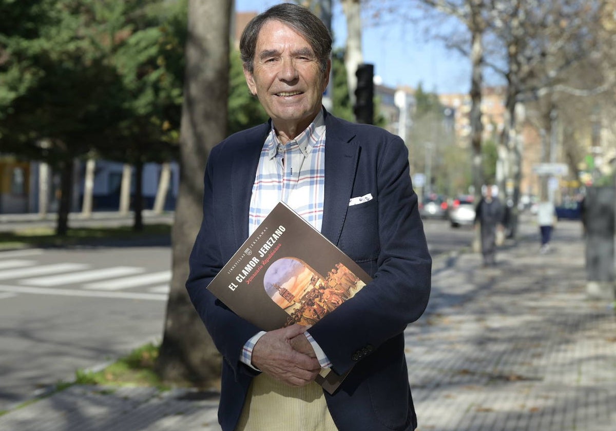 Feliciano Correa, en enero pasado, con su nuevo libro 'El clamor jerezano'.