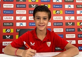 El ribereño Germán Nieto Ortiz sellando su vinculación con el Sevilla.