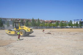 Los obreros trabajan en el nuevo aparcamiento junto a la comisaría de Policía Local en Valdepasillas.