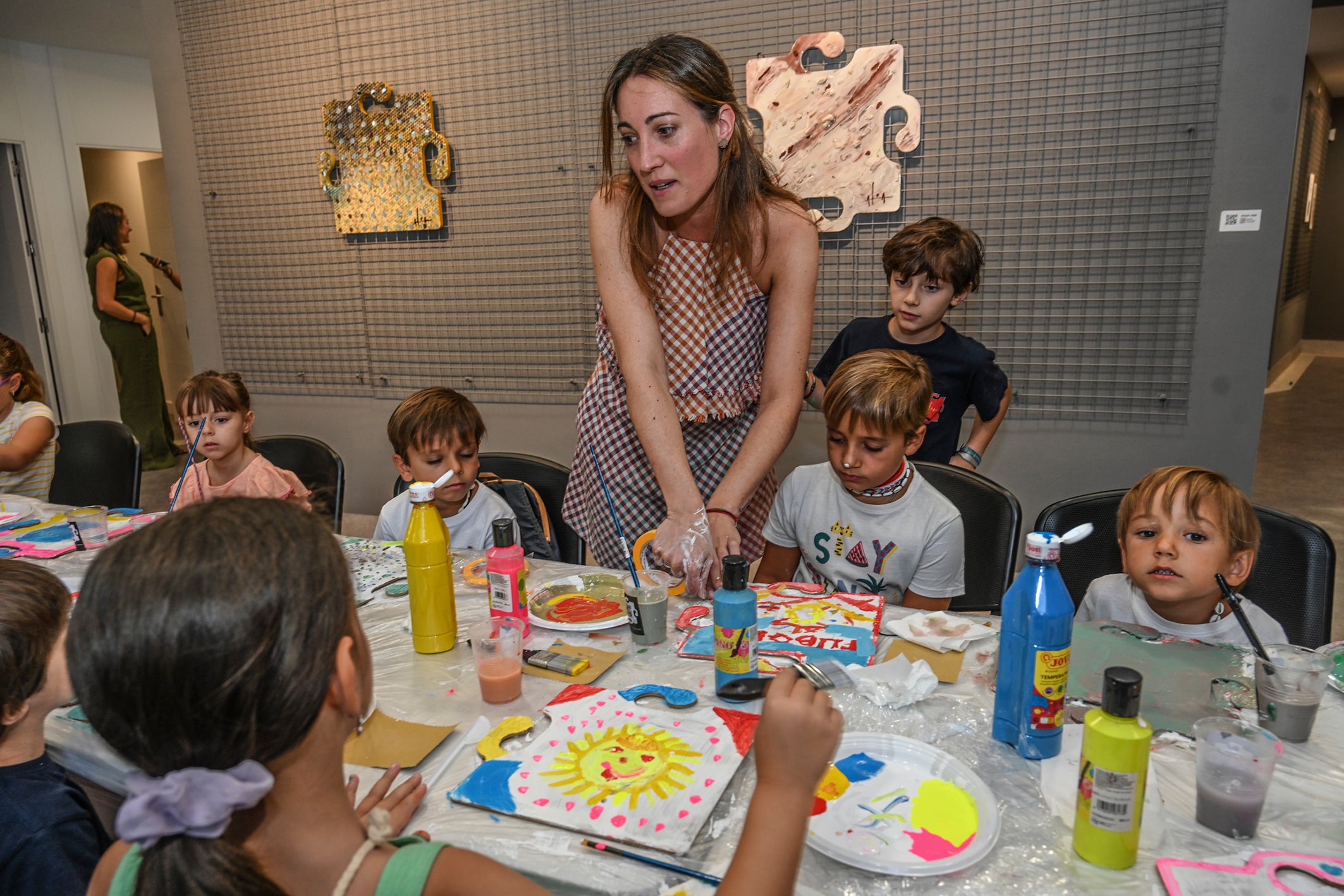 Ana López, Aloa en el taller de pintura que imparte junto a su exposción en Montesinos.