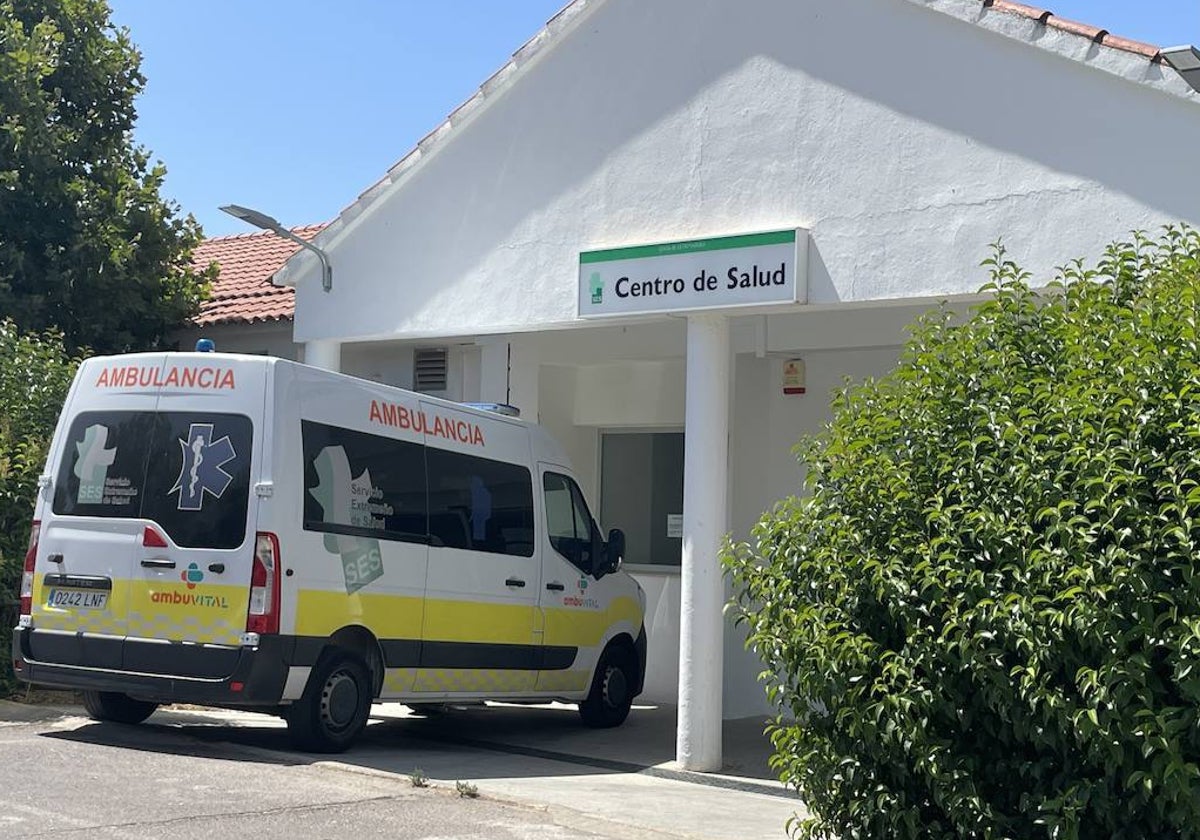 Una ambulancia del SES en un centro de salud de la región.