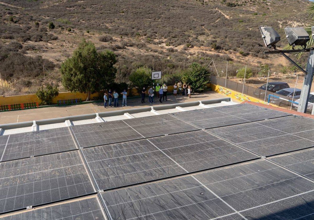 Placas solares instaladas en la cubierta de un colegio.