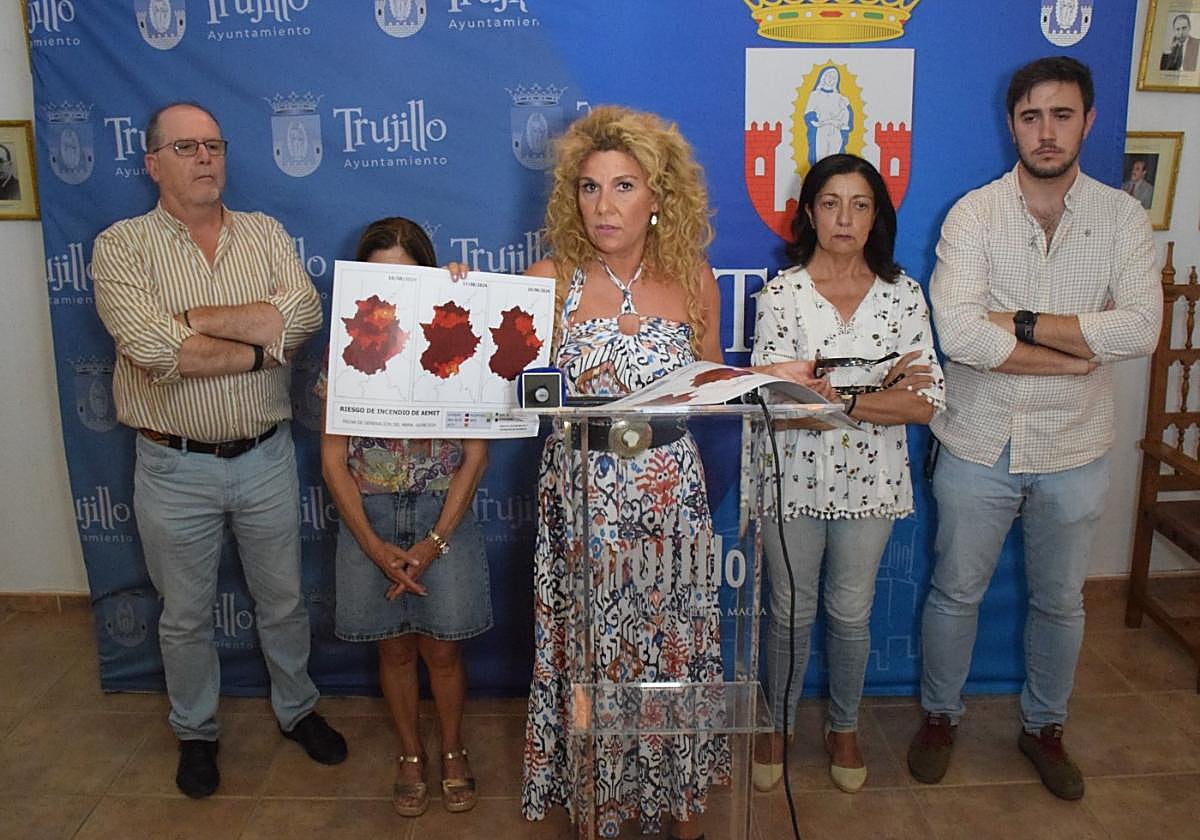 La alcaldesa mostrando el riesgo de incendios.