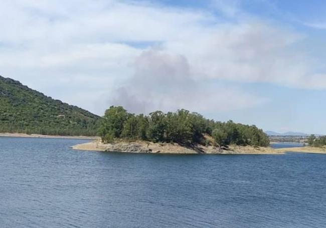 Columna de humo del incendio de Valdecaballeros.