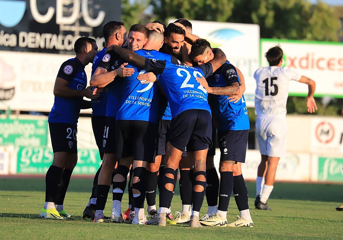 Celebración de uno de los tantos del Villanovense ante el Salamanca.