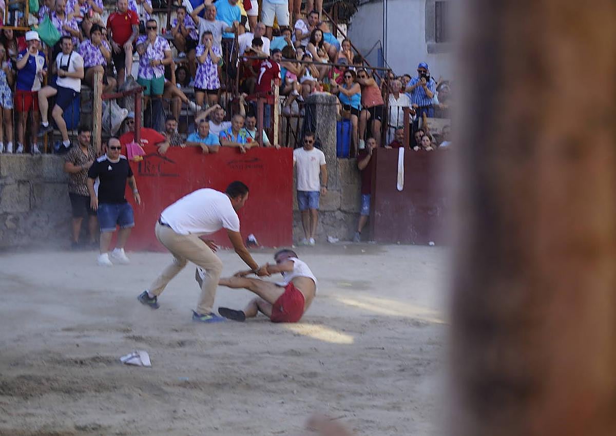 Imagen secundaria 1 - Momento de la cogida.