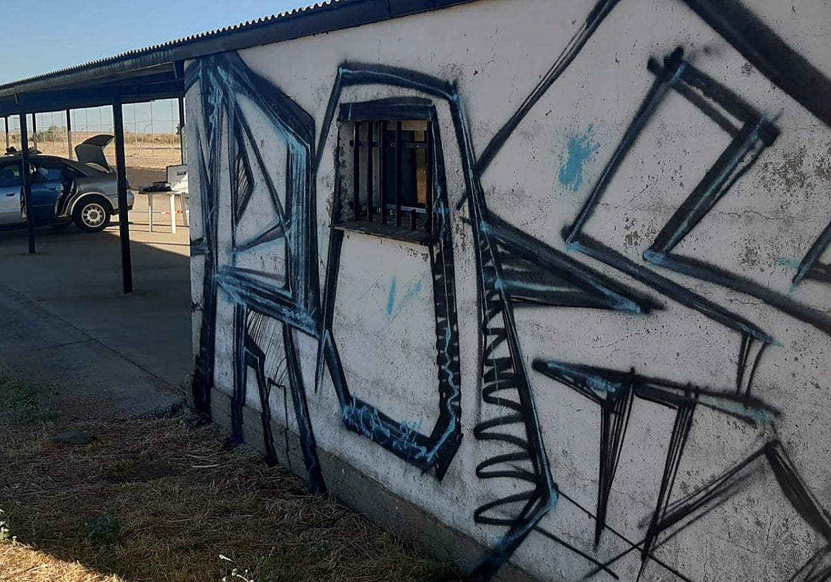 Pintadas en las instalaciones del antiguo aeródromo de la Cervera.