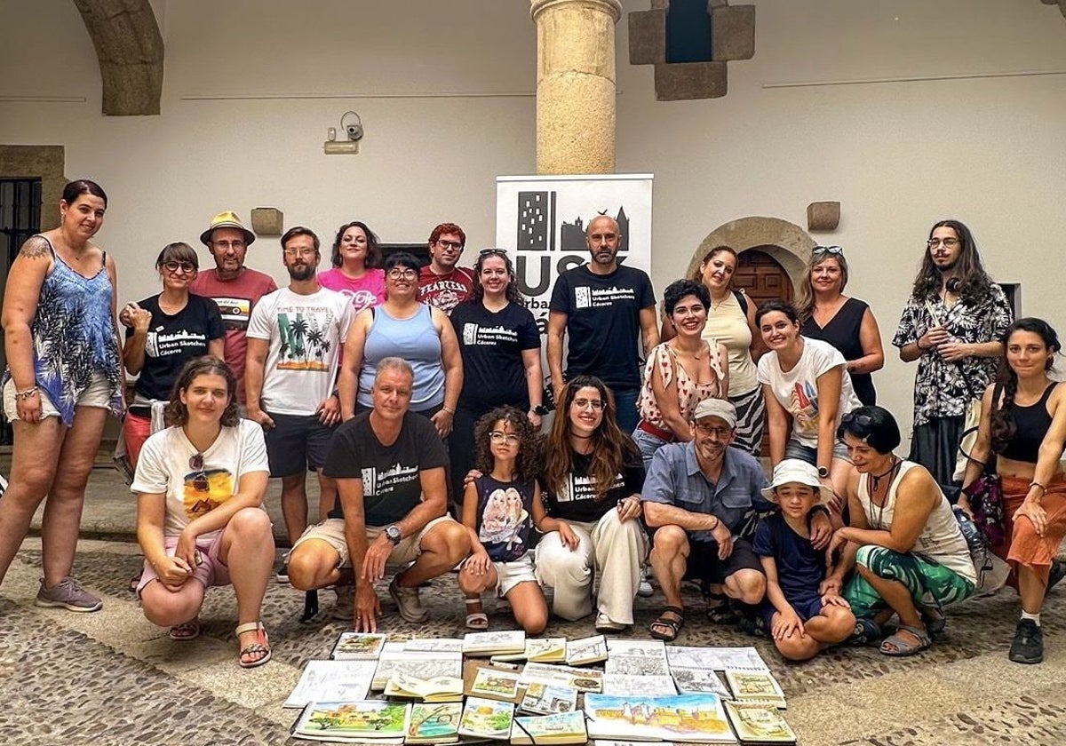 Foto de familia de los participantes en la cita en el Palacio de Carvajal.