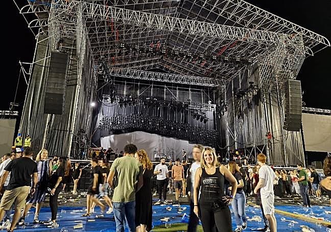 Fans de Robe junto al escenario.