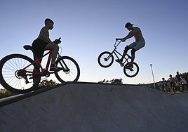 La pista de skate, nueva atracción en el parque del río