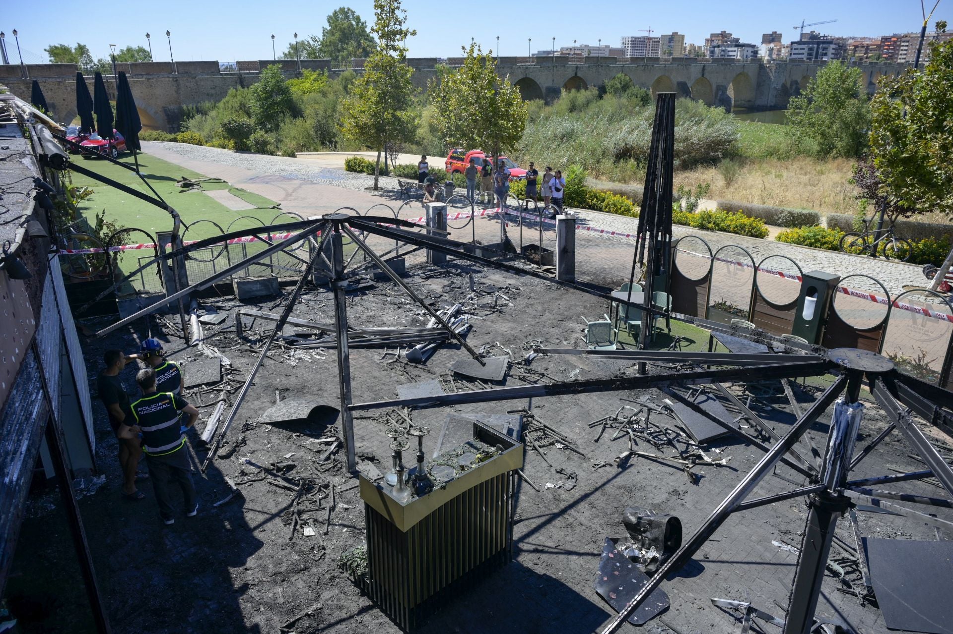 Fotos | Así ha quedado la terraza del bar del río Guadiana en Badajoz