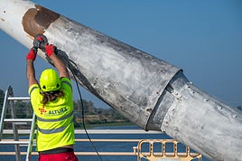 Los operario de Extrealtura comenzaron a trabajar esta mañana en el puente.