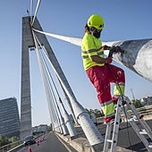 Comienza el repintado del Puente Real, que llega tarde según los pacenses