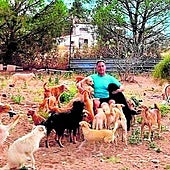 Raúl, con algunos de los perros con los que convive.