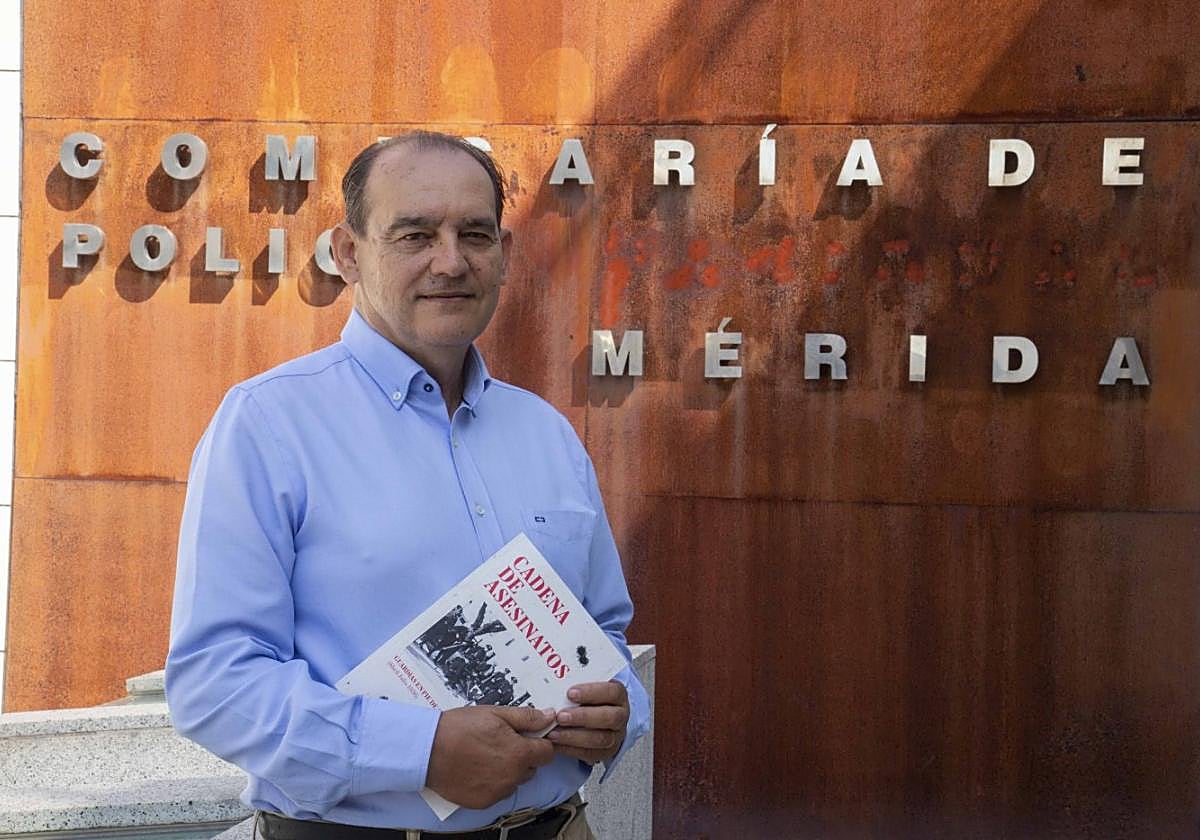 El comisario de la Policía Nacional de Mérida, Aurelio Fernández, con la novela publicada.