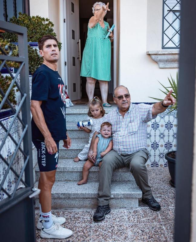 Mikel Landa, antes de salir, con una familia en Plasencia.