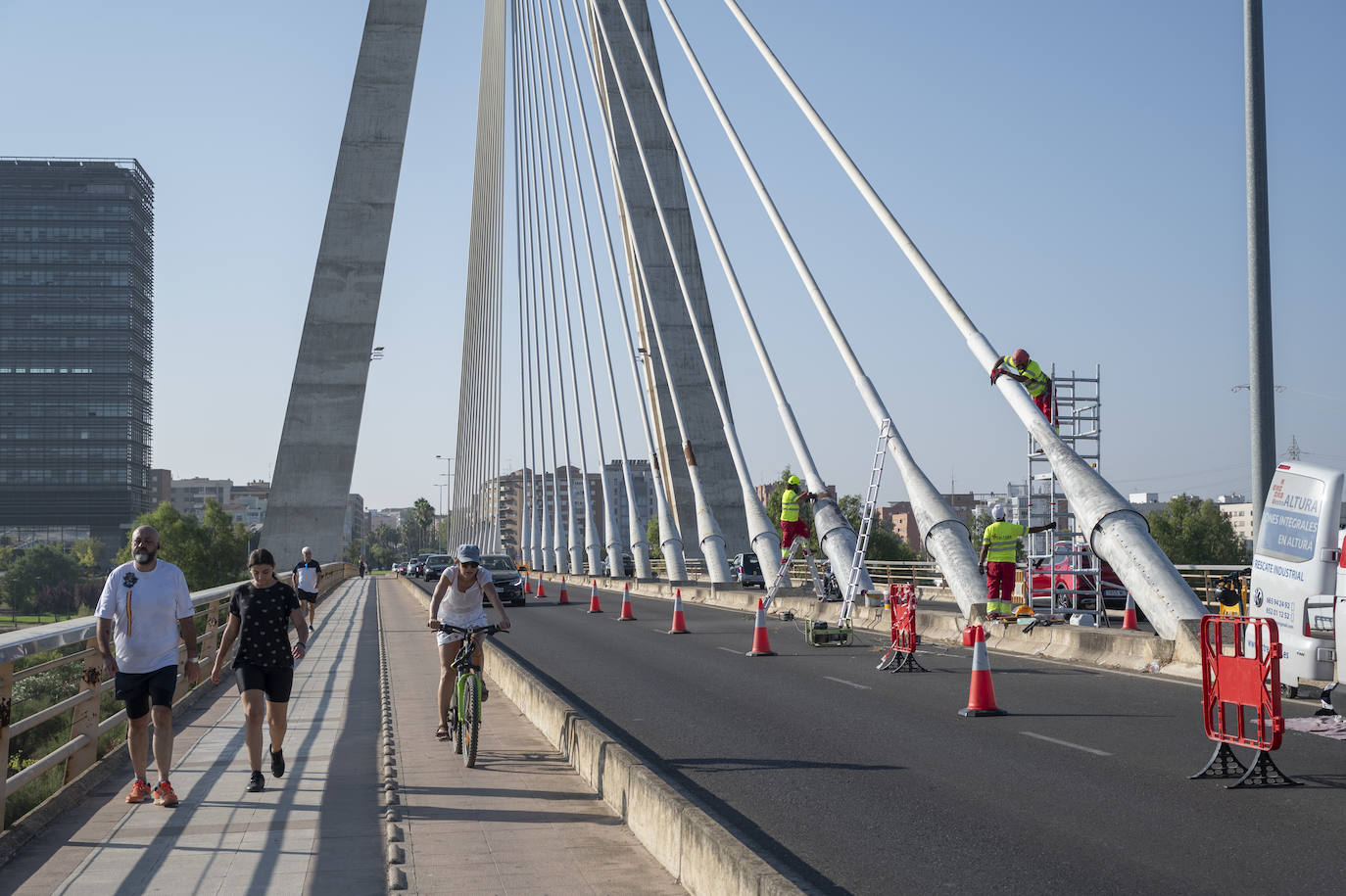 Así se están llevando a cabo los trabajos de repintado en el Puente Real de Badajoz