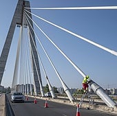Así se están llevando a cabo los trabajos de repintado en el Puente Real de Badajoz