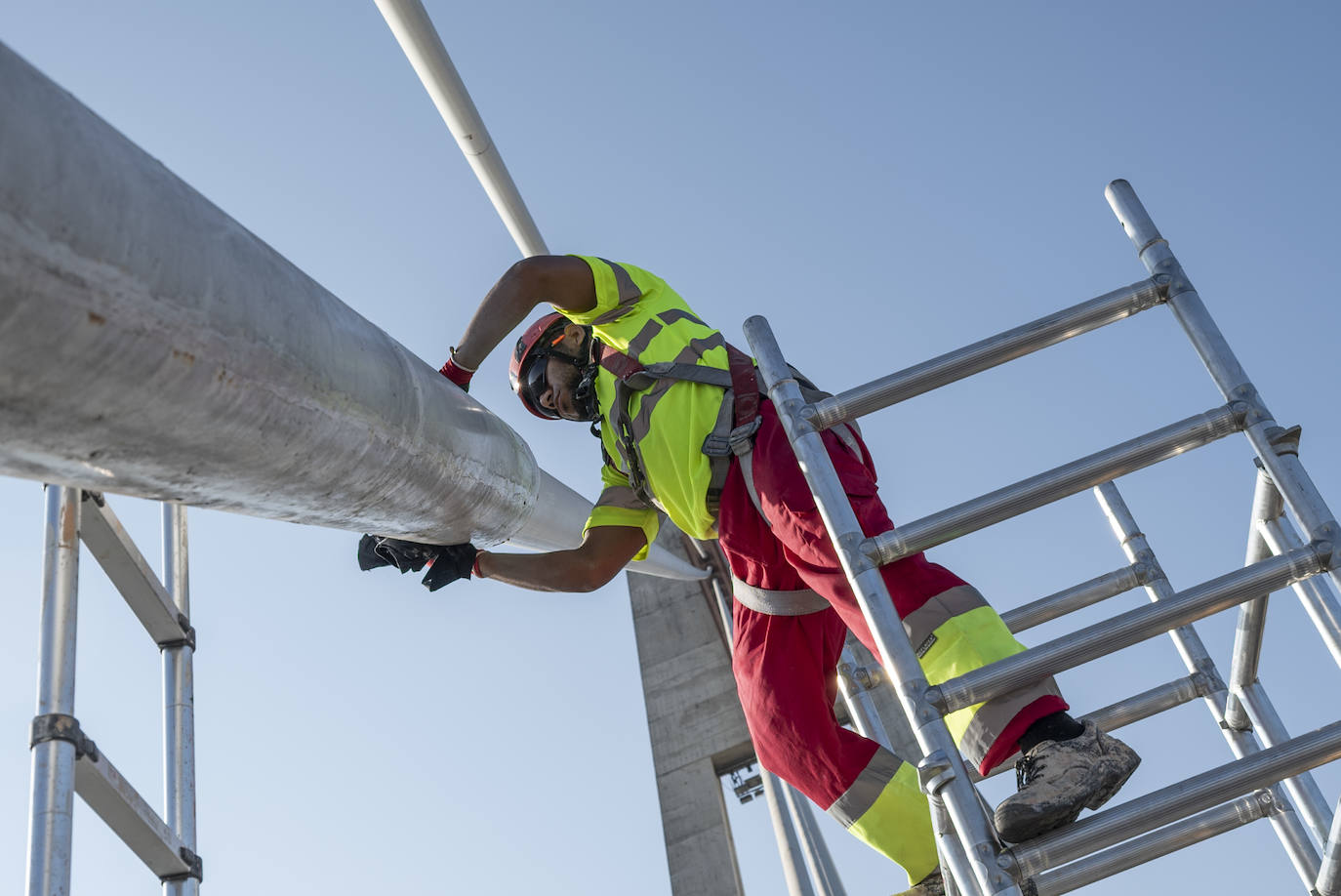 Así se están llevando a cabo los trabajos de repintado en el Puente Real de Badajoz