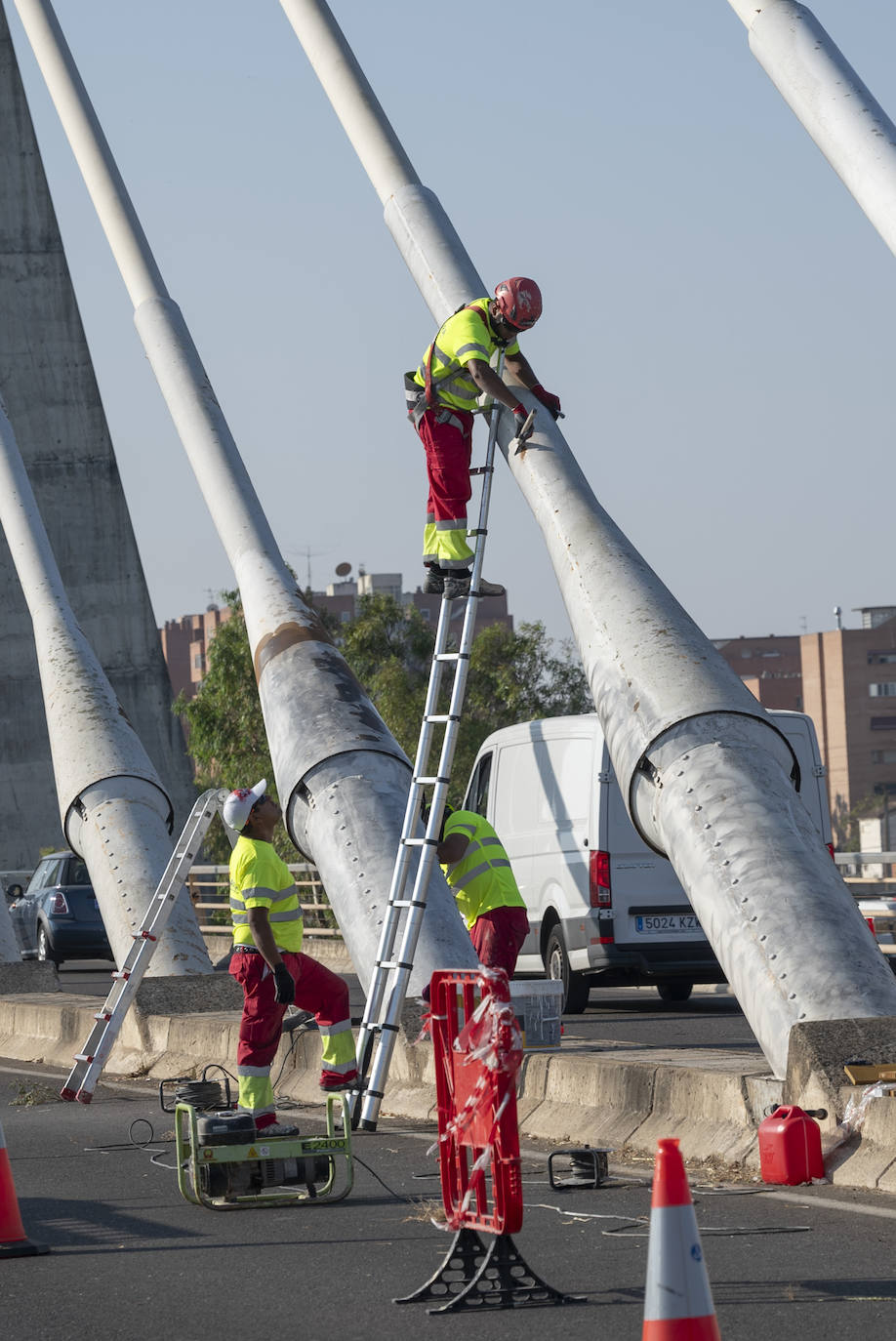 Así se están llevando a cabo los trabajos de repintado en el Puente Real de Badajoz