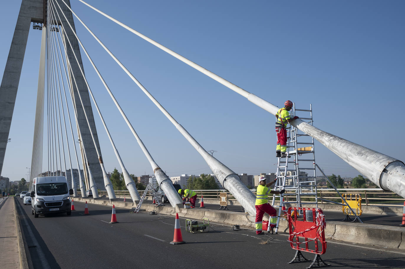 Así se están llevando a cabo los trabajos de repintado en el Puente Real de Badajoz