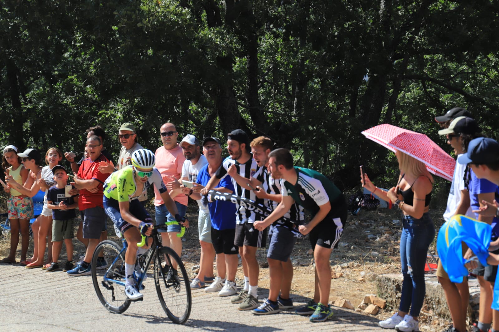 Miles de aficionados arropan a los ciclistas en Pico Villuercas