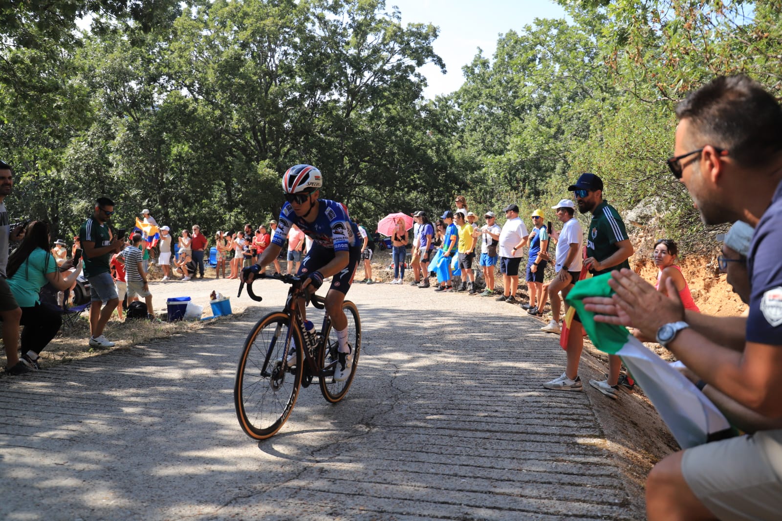 Miles de aficionados arropan a los ciclistas en Pico Villuercas