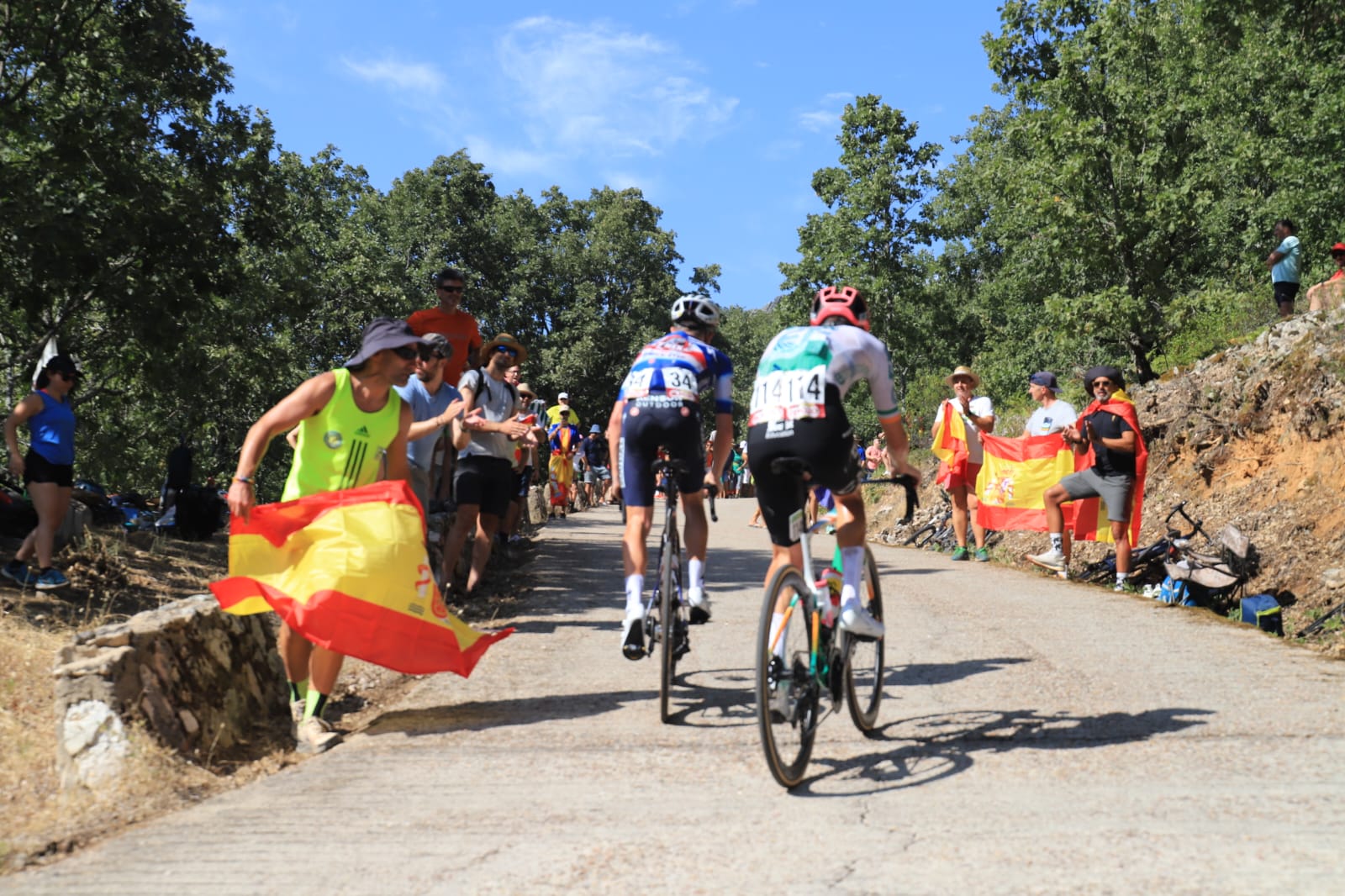 Miles de aficionados arropan a los ciclistas en Pico Villuercas