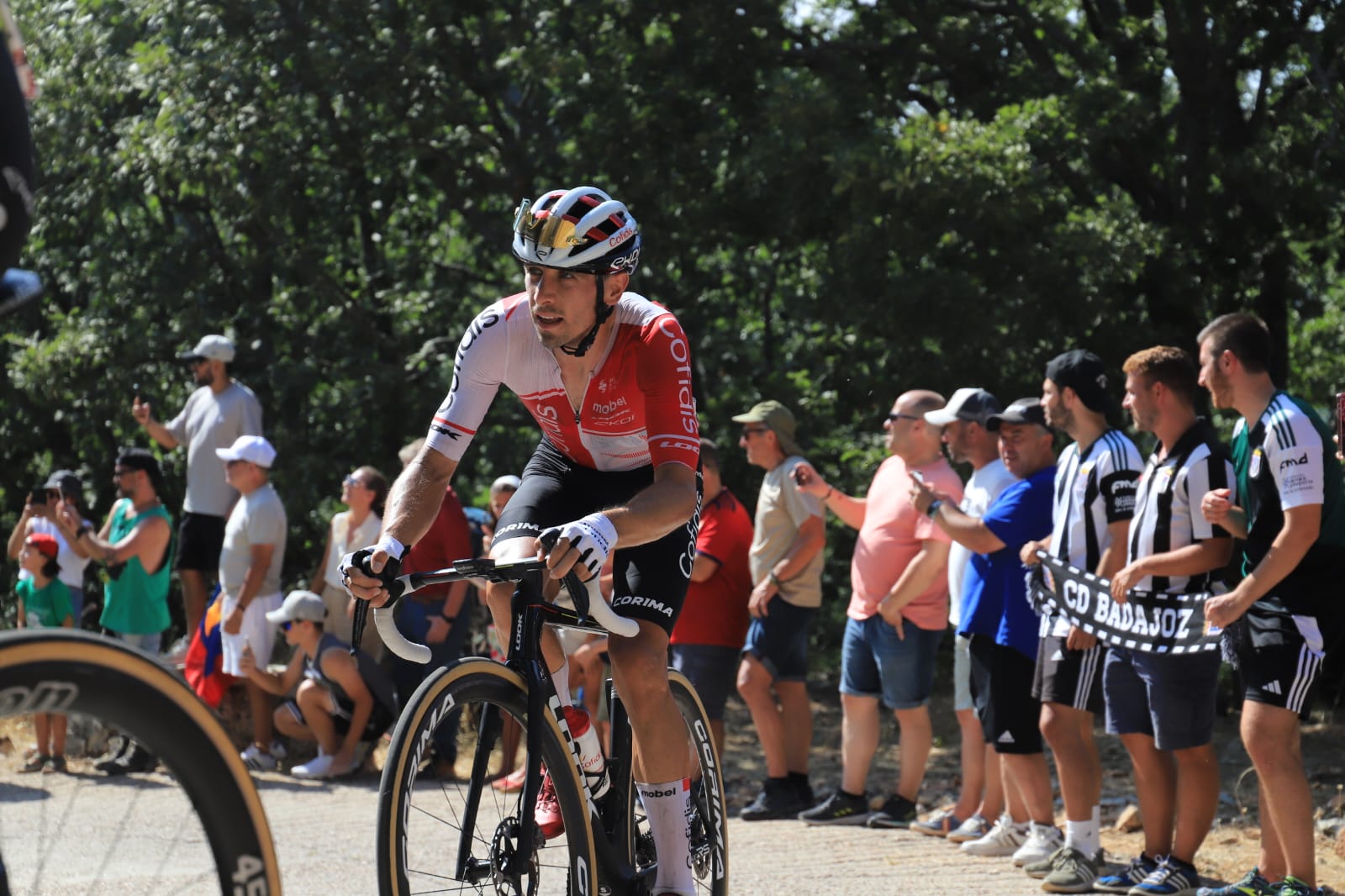 Miles de aficionados arropan a los ciclistas en Pico Villuercas