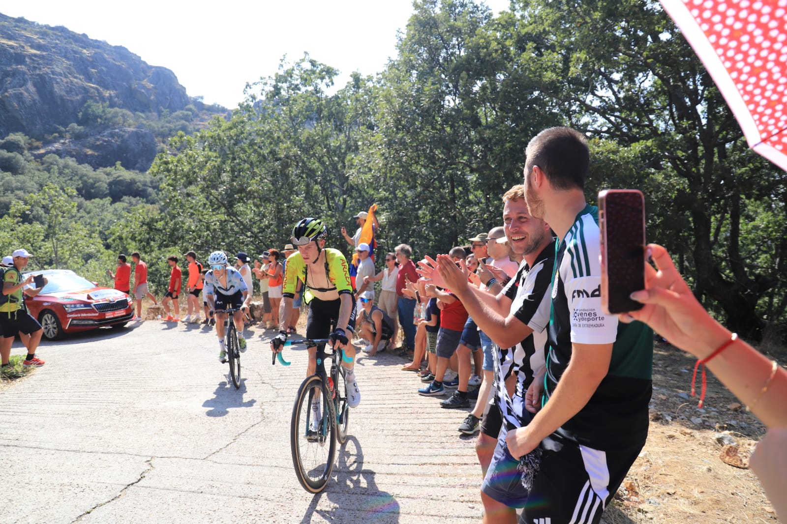 Miles de aficionados arropan a los ciclistas en Pico Villuercas