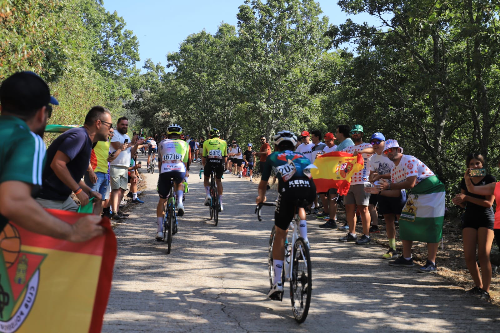 Miles de aficionados arropan a los ciclistas en Pico Villuercas