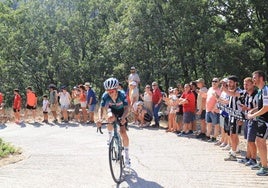 Miles de aficionados arropan a los ciclistas en Pico Villuercas