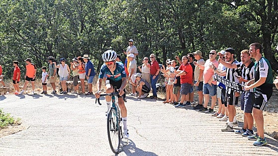 Miles de aficionados arropan a los ciclistas en Pico Villuercas