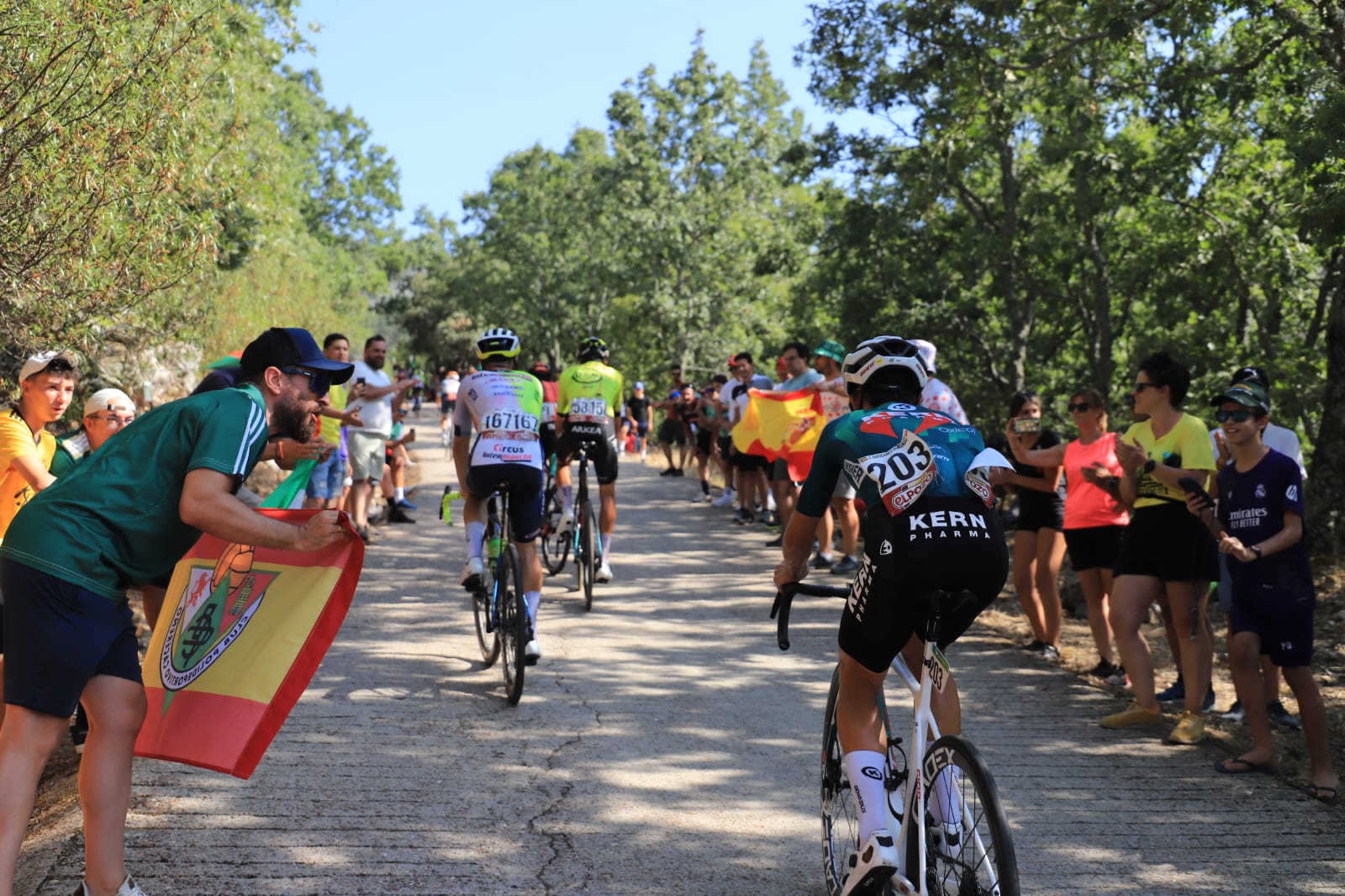 Miles de aficionados arropan a los ciclistas en Pico Villuercas