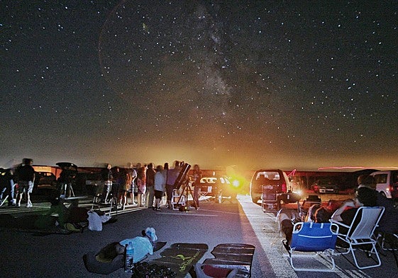 Asistentes en La Cervera, el año pasado, observando el cielo.
