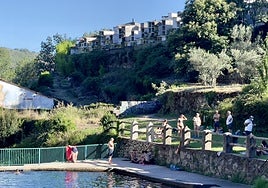 El cementerio. En la foto, arriba